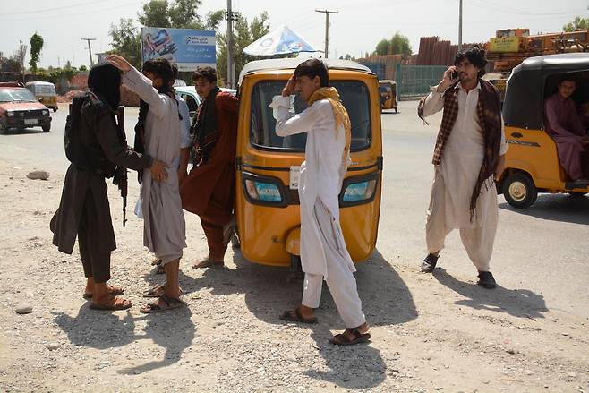 지난달 31일(현지 시각) 아프가니스탄 낭가하르주 잘랄라바드에서 탈레반 대원이 지나가던 행인의 몸을 수색하고 있다. 사진은 기사와 직접적인 관련은 없음. /신화 연합뉴스