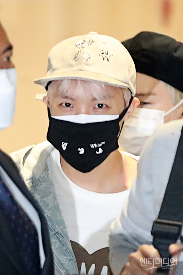 Singer BTS J-Hope is leaving for New York, USA, through Incheon International Airport to attend the 76th United Nations General Assembly on the afternoon of the 18th.