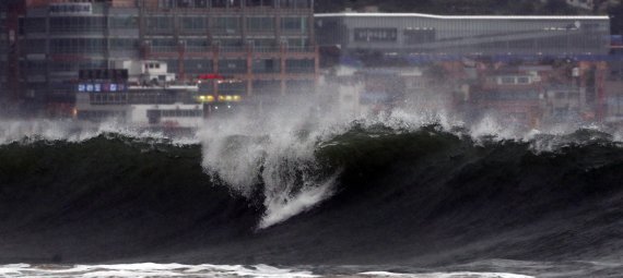 태풍 '찬투'가 북상 중인 17일 오후 부산 해운대해수욕장에서 파도가 높게 일고 있다. © News1 여주연 기자