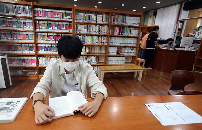제천간디학교의 매주 수요일은 학생들이 각자 하고픈 것을 찾아서 하는 자율수업일이다. 한 학생이 자율수업의 일환으로 지난 8일 학교 도서관에서 책을 읽고 있다. 도서관 관리도 학생회 간부들이 담당한다. 제천/이정용 선임기자 lee312@hani.co.kr