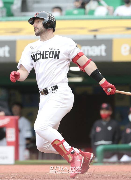 KBO리그 역대 12번째이자 외국인 타자로는 역대 두 번째 '5년 연속 20홈런'을 달성한 로맥. IS포토