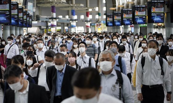 지난 8일 마스크를 쓴 시민들이 일본 도쿄 시나가와역을 지나고 있다. [EPA=연합뉴스]