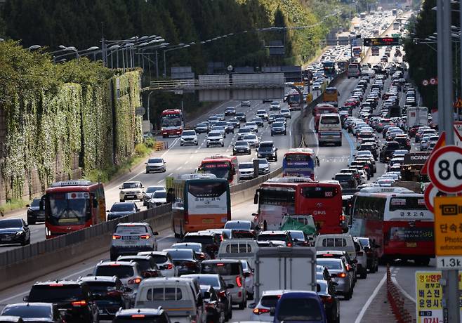 추석연휴가 시작된 18일 오후 서울 서초구 잠원 IC가 귀성 차량으로 정체를 빚고 있다. 연합뉴스