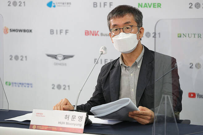 허문영: BIFF chief program director Huh Moon-yung talks during an online press conference Wednesday. (BIFF)