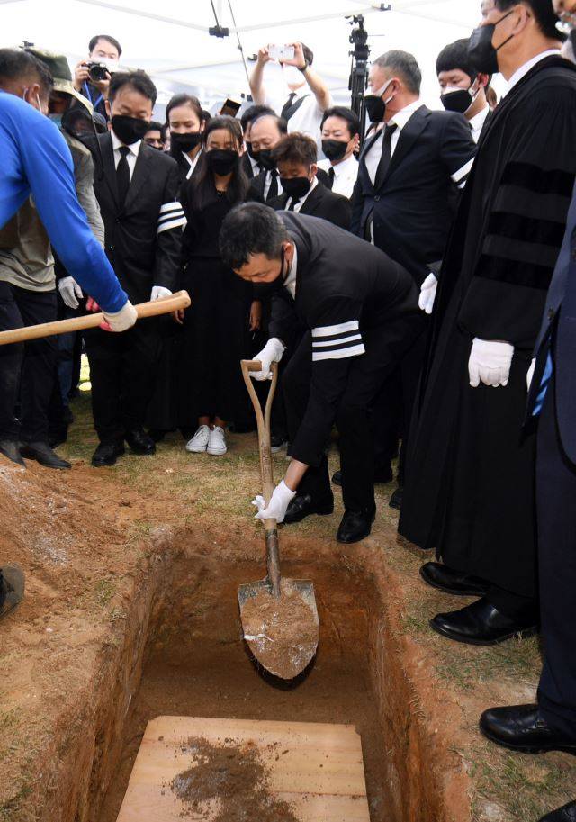 조 목사의 차남 조민제 국민일보 회장이 허토하고 있다. 파주=최현규 기자