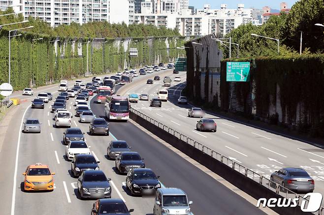 (서울=뉴스1) 황기선 기자 = 추석 연휴 첫날인 18일 오전 서울 서초구 경부고속도로 잠원IC 부근 하행선(왼쪽)이 정체된 차량들로 서행하고 있다. 한국도로공사는 이날 전국 고속도로 이용 차량을 477만대로 예상했다. 수도권에서 지방으로 44만대, 지방에서 수도권으로 38만대가 이동할 것으로 보인다. 귀성 방향은 오전 7~8시부터 정체가 시작돼 낮 12시쯤 절정에 이르렀다가 오후 8~9시쯤 해소될 전망이다. 2021.9.18./뉴스1