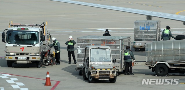 [인천공항=뉴시스] 고범준 기자 = 지난해 1월29일 인천국제공항 제1터미널 활주로에서 지상조업사들이 중국에서 출발한 비행기의 짐을 하역하고 있다. 2020.01.29. photo@newsis.com