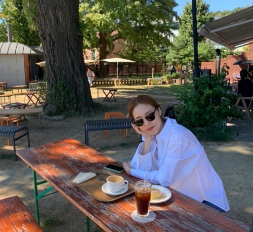 Actor Lee Yeon-hee showed off her neat charm.Lee Yeon-hee posted a picture on his personal instagram on the 18th with an article entitled Good Chuseok holiday.Lee Yeon-hee in the public photo is sitting at the outdoor table of Cafe and having a relaxing time drinking coffee.Lee Yeon-hee is eye-catching with a simple fashion that also boasts a superior celebrity visual in a white shirt, jeans and sunglasses.In particular, another photo that was released at the same time through the story also brightly builds Smile toward the camera.Fans who have seen this are responding to beauty that seems to be fast, too beautiful with wow, pronoun of cleanliness and Goddess.Meanwhile, Lee Yeon-hee had a marriage ceremony with her non-entertainment lover in 2020.Lee Yeon-hee has recently confirmed his appearance in the play King Lear and will meet the audience through the stage.Lee Yeon-hee SNS