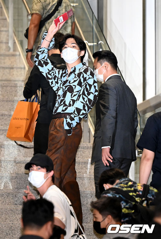 On the afternoon of the 18th, the group BTS departed for the United States via Incheon International Airport to attend the 76th United Nations General Assembly as President Moon Jae-ins special envoy.Members including BTS V leave the country and greet fans and reporters. 2021.09.18