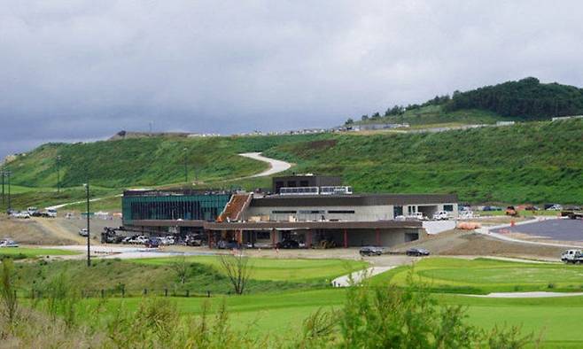 경주시 천북면 루나엑스 CC의 마무리 공사가 한창인 클럽하우스 전경. 블루원리조트 제공