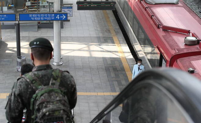 지난해 5월 한 군인이 서울역 승강장으로 향하고 있다. 연합뉴스