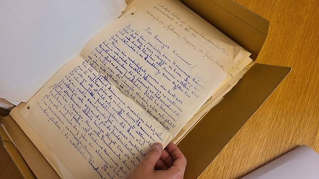 헬그렌씨가 지하 자료실에서 가져온 오래된 기록물. 수십년 전 여성운동을 했던 이들이 주고받은 친필 편지, 연설 원고 등이 박스에 담겨 있다.