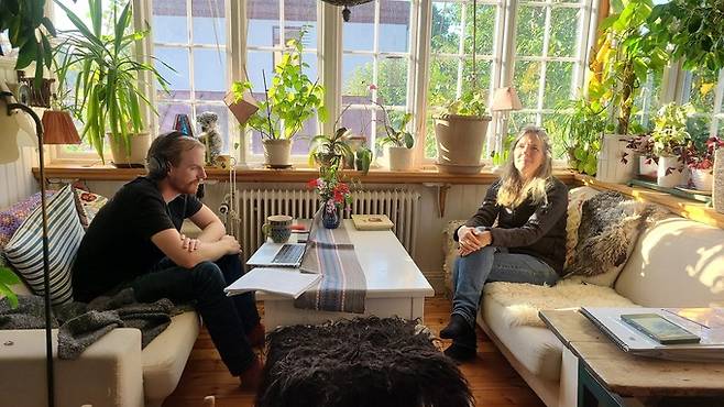 스톡홀름에 거주하는 시그런 시시씨(오른쪽)와 그의 아들 카이씨가 거실에서 일상을 보내고 있다. 시시씨 가족과는 스웨덴인이 생각하는 ‘사회 이동성’에 대한 대화를 나눴다.