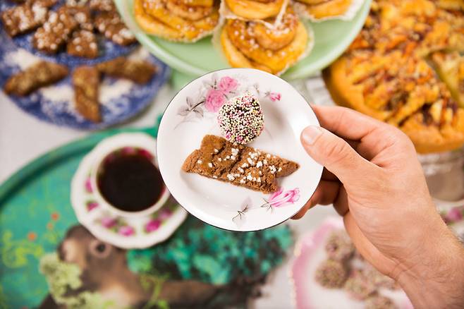 스웨덴식 피카(FIKA·바쁜 하루 중 시간을 내어 갖는 커피 타임) 문화는 무한경쟁보다 적절한 쉼표를 강조하는 이곳의 분위기를 잘 보여준다. Susanne Walström(imagebank.sweden.se)