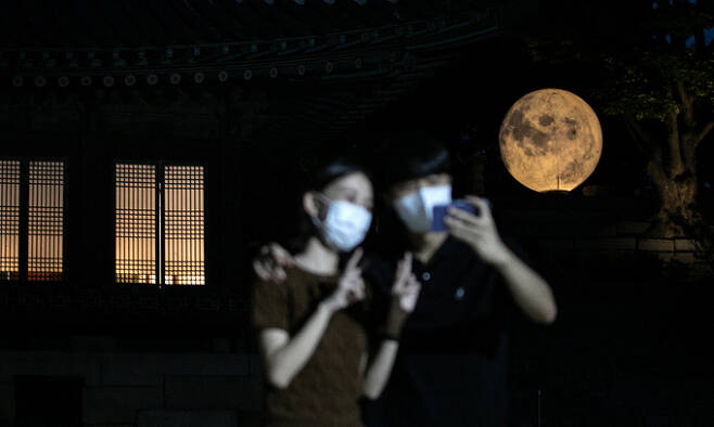 지난 17일 서울 종로구 창경궁 풍기대에 대형 모형 보름달이 설치돼 있다. 뉴스1