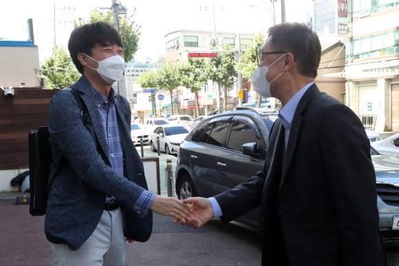 이준석 국민의힘 대표가 18일 오후 서울 중구의 한 냉면전문점에서 최재형 대선 경선 예비후보와 오찬회동에 앞서 악수하고 있다. 2021.9.18 사진공동취재단