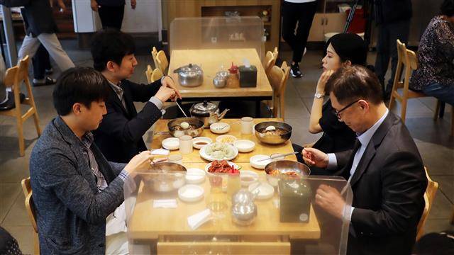 이준석 국민의힘 대표와 최재형 대선 경선 예비후보가 18일 오후 서울 중구의 한 냉면전문점에서 오찬회동을 하고 있다. 2021.9.18뉴스1