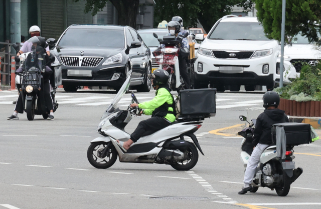 서울 시내에서 배달원들이 오토바이를 타고 이동하는 모습. /연합뉴스