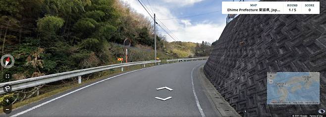 산세가 험하기로 유명한 일본 에히메현 어딘가의 도로. 도로반사경 밑에 달린 간판을 단서로 위치를 찾아보자(사진=지오게서)