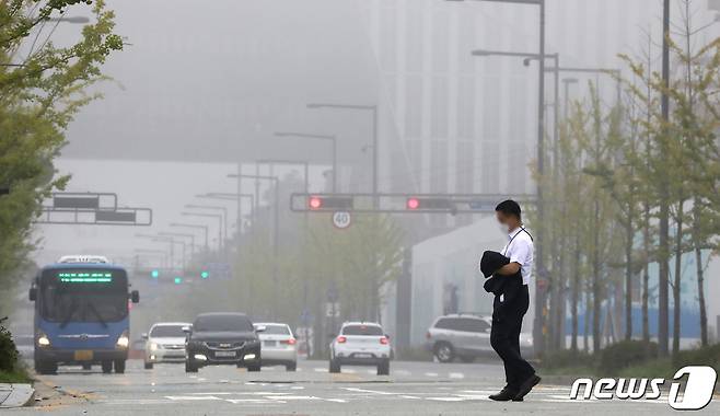일교차가 커지면서 세종시 일대에 짙은 안개가 발생한 지난 9일 정부세종청사에서 직장인이 출근을 하고 있다. 2021.9.9/뉴스1 © News1 장수영 기자