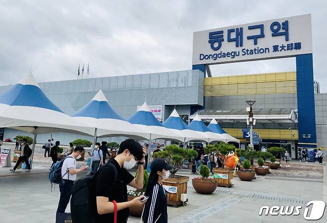 추석 명절 연휴를 하루 앞둔 17일 대구 동대구역복합환승센터에 귀성객들이 몰리고 있다. 2021.9.17/뉴스1 © News1 남승렬 기자