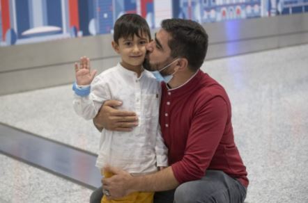 캐나다 공항에서 아버지와 극적으로 상봉한 알리. (카타르 현지 언론 갈무리) © 뉴스1