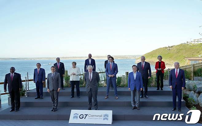 G7 정상회의 참석차 영국을 방문중인 문재인 대통령(앞줄 오른쪽 두 번째)이 12일(현지시간) 영국 콘월 카비스베이에서 참가국 정상들과 기념촬영을 하고 있다.(청와대 제공) 2021.6.13/뉴스1