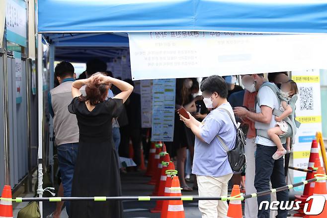 추석 연휴 둘째 날인 19일 오전 서울 중구 보건소 신종 코로나바이러스 감염증(코로나19) 선별진료소에서 검사를 받기 위해 찾은 시민들이 대기하고 있다. 질병관리청 중앙방역대책본부는 19일 0시 기준 신종 코로나바이러스 감염증(코로나19) 신규 확진자가 전날 대비 177명 감소한 1910명 발생했다고 밝혔다. 2021.9.19/뉴스1 © News1 박정호 기자