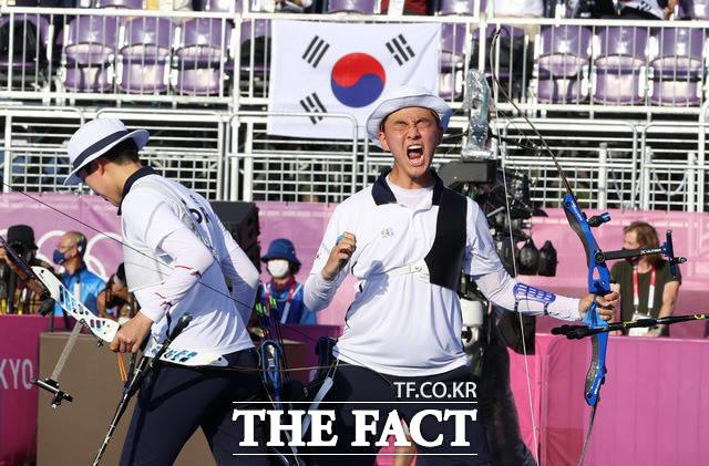 '파이팅!'을 외치며 대한민국에 첫 금메달을 안긴 안산(왼쪽)과 김제덕.