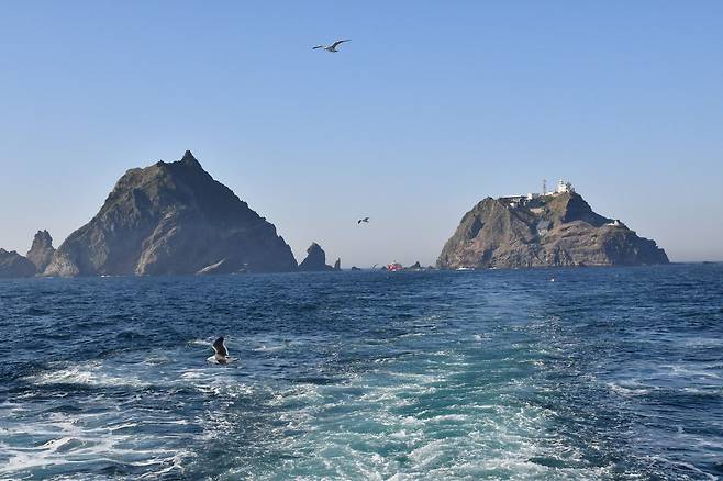 이씨가 지난 2019년 5월 탑승한 '한빛호' 위에서 경북 울릉군 독도 서도(왼쪽)와 독도등대가 있는 동도를 바라본 모습. /이지원 제공.