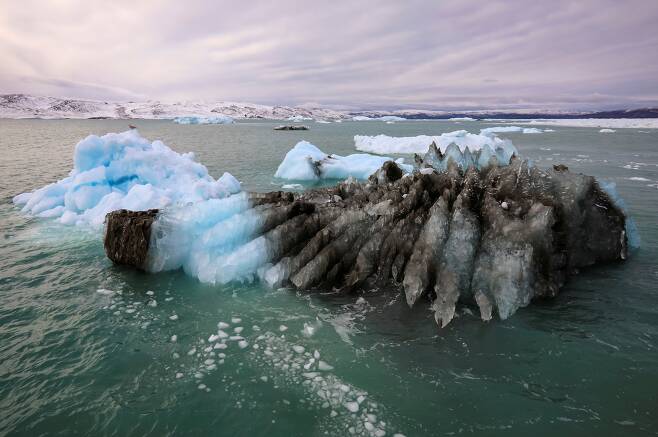 빙산은 대체로 푸른 빛이 도는 깨끗한 흰색이지만 간혹 흙이 포함된 부분도 있다. 로이터=연합뉴스