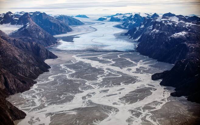 그린란드 수도 누크 남쪽 80km 지점의 세메크 빙하의 지난 11일 모습. 얼음이 녹아 강처럼 변하고 있다. 지구온난화가 가속화되면 일루리삿 빙하도 언젠가는 이런 모습으로 녹아 사라질 수 있다. 로이터=연합뉴스