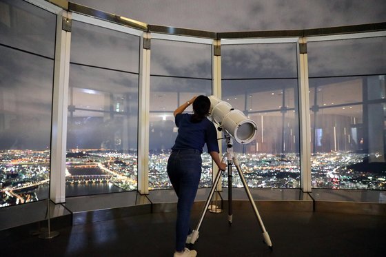 20일과 21일 오후 롯데월드타워 서울스카이에서 '풀문투어'를 진행한다. 486m 높이 야외 테라스에서 특수 망원경을 통해 천체를 관측한다. 사진 롯데월드