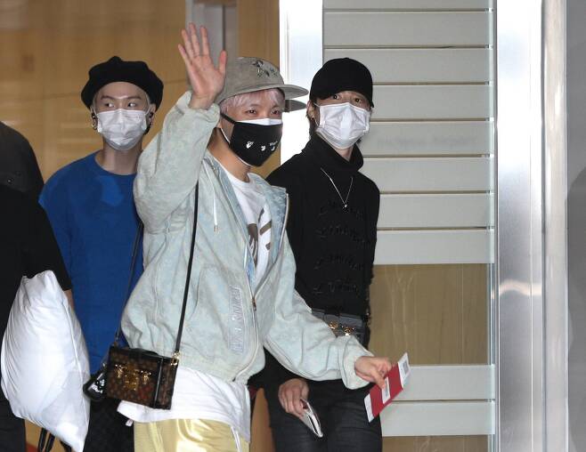 그룹 방탄소년단(BTS) 멤버 제이홉 18일 오후 미국 뉴욕에서 열리는 유엔총회에 참석하기 위해 인천국제공항으로 출국하고 있다. 뉴스1