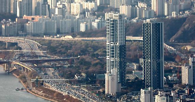 서울 송파구 롯데월드타워 서울스카이에서 아파트 전세가격이 가장 비싼 ‘트리마제’가 보이고 있다. 연합뉴스