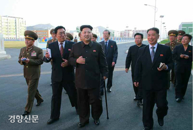 41일간 모습을 드러내지 않았던 김정은 국무위원장이 2014년 10월 지팡이를 짚고 완공된 위성과학자주택지구를 현지지도에 나섰다.                                                                                                                                                                                                                       연합뉴스