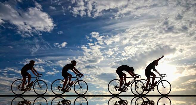 시민들이 경인아라뱃길 자전거길을 달리고 있다.|인천관광공사 제공