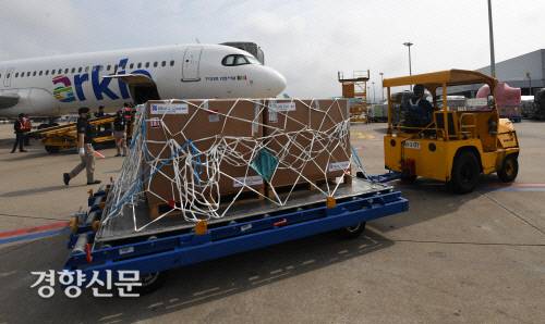 정부가 이스라엘과 ‘백신 스와프’를 체결하면서 확보한 코로나19 화이자 백신 70만회분이 지난 7월7일 인천국제공항 화물터미널에 도착하고 있다./공항사진기자단