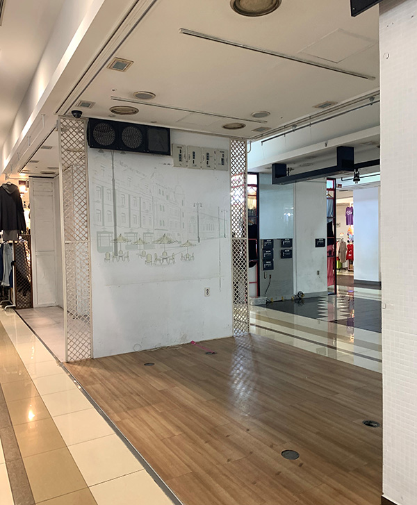 서울 중구 동대문 패션타운의 한 쇼핑센터 1층 곳곳에 불이 꺼져 있다. [사진 = 최아영 기자]