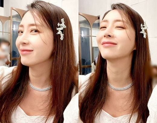 Actor Song Yoon-ah flaunted his beautiful look duringSong Yoon-ah posted two photos on Instagram on Wednesday, saying, Somini gave me the flowers (actually... took them) and be happy.In the photo Song Yoon-ah beamed brightly, with tiny flowers in her hair, especially with her incredible honey skin and unwavering pure charm, aged 49.Song Yoon-ah has one man under the marriage with Actor Sol Kyung-gu in 2008.