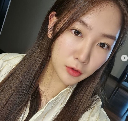 Singer Soyou, from the group Sistar, boasted of baby Skins.Soyou posted a photo on Instagram on September 19th day with a laughing emoji.Soyou in the photo leaves a selfie in the house.Soyou, who has long straight hair, is a light makeup that only infuses natural vitality.Especially, despite the face that does not have eye makeup, it boasts a shining eye and attracts attention.Above all, the point that impressed the fans is the baby-like Skins.In close-up photos of eyes, nose and mouth, Soyou reveals the Blemishes-free Skins, making you wonder about the secret.Meanwhile, Soyouji debuted in 2010 with the group Sistar single album Push Push.Soyou released the OST breath on the 8th of the webtoon Morning Kiss at Tiffany.