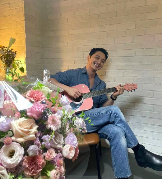 Actor Byun Yo-han greeted the audience through the photo.Byun Yo-han posted a picture on his instagram on the afternoon of the 19th, saying, I am a flower Gift Thank You, and Send a pleasant meal.On the day of the update, he shows a picture of a gifted bouquet in front of him and smiling with a guitar.The film Voice (director Kim Sun-gok, distribution CJ ENM, and production Soofilm) which he starred in was released on the 15th of this month and won the first box office for the fourth day until yesterday (18th).Byun Yo-han expressed his joy that he was running the movie Voice.Byun Yo-han SNS