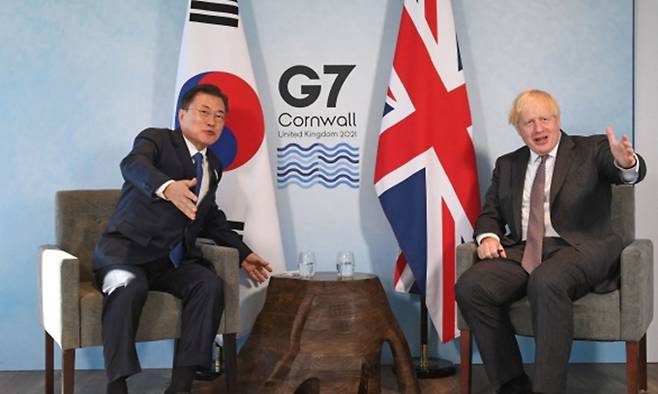 주요 7개국(G7) 정상회의 참석차 영국을 방문 중인 문재인 대통령(왼쪽)이 지난해 6월13일(현지시간) 콘월의 카비스베이 양자 회담장에서 보리스 존슨 영국 총리와 정상회담을 하고 있다. 콘월=뉴시스