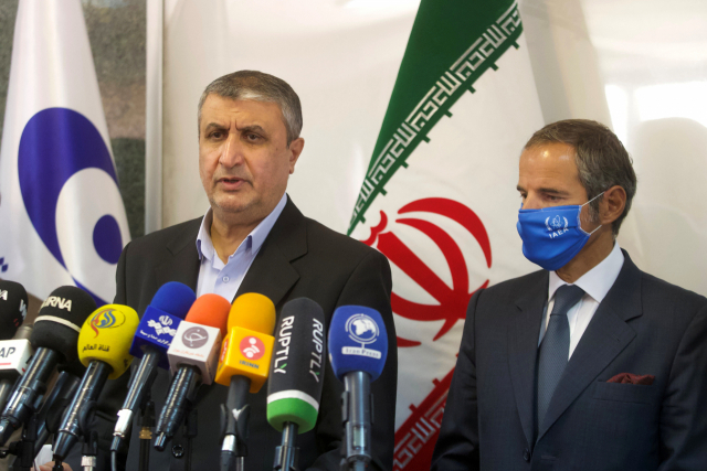 모하마드 에슬라미(왼쪽) 이란 원자력청(AEOI) 청장과 라파엘 그로시 국제원자력기구(IAEA) 사무총장이 12일(현지시간) 이란 수도 테헤란에서 회담 뒤 공동 기자회견을 하고 있다./연합뉴스