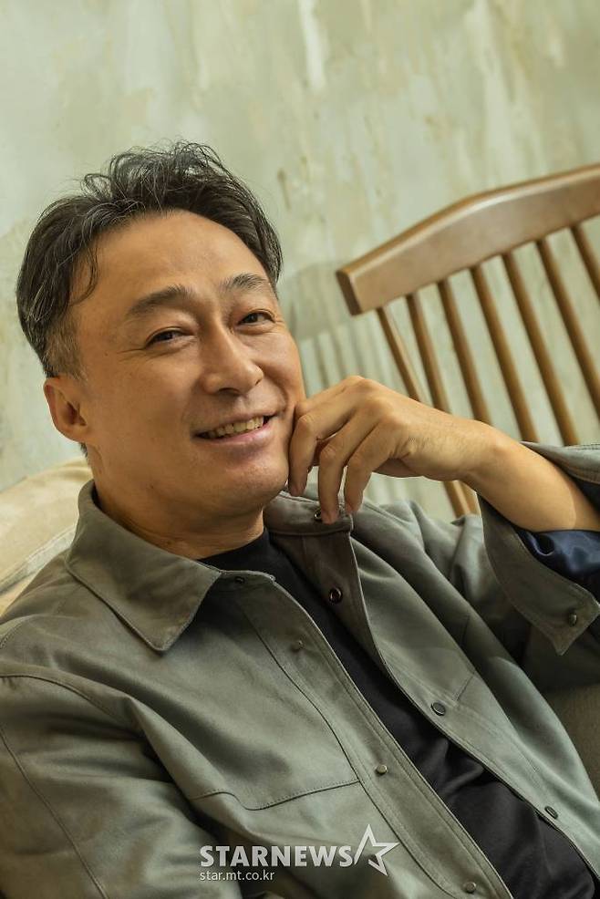 영화 '기적'(감독 이장훈)의 배우 이성민이 13일 온라인으로 진행된 라운드 인터뷰를 위해 포즈를 취하고 있다. '기적'은 오갈 수 있는 길은 기찻길밖에 없지만 정작 기차역은 없는 마을에 간이역 하나 생기는 게 유일한 인생 목표인 '준경'(박정민)과 동네 사람들의 이야기를 그린 영화다. /사진제공=롯데엔터테인먼트 2021.09.13 /사진=이동훈 기자 photoguy@