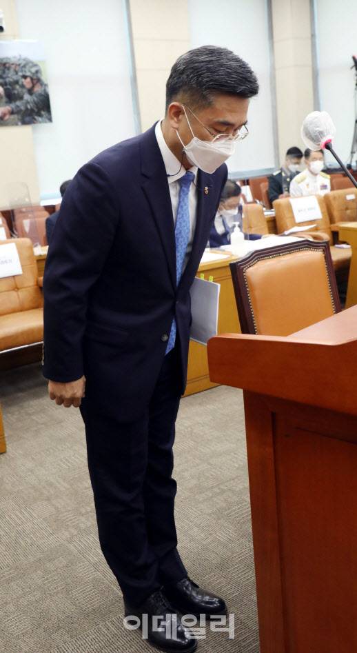 서욱 국방부 장관이 지난 7월 26일 오전 서울 여의도 국회에서 열린 국방위 전체회의에 출석해 현안보고에 앞서 인사를 하고 있다.(사진=이데일리 노진환 기자)