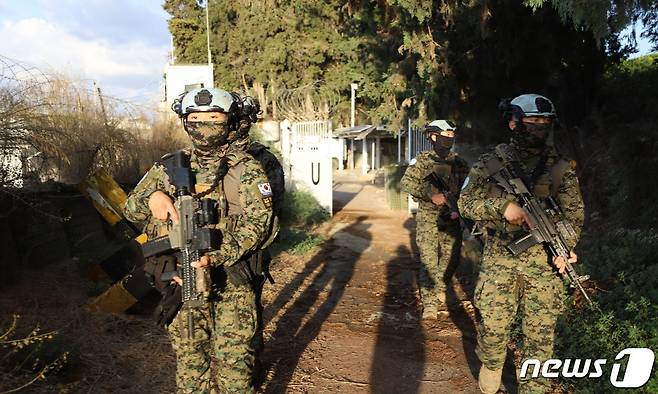 레바논에 파병된 동명부대원들이 도보정찰 임무를 수행하고 있다.(합참 제공) © 뉴스1