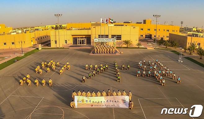 아랍에미리트(UAE)에 파병된 아크부대 장병들이 부대 연병장에 '한가위'란 글자 모양을 만들어 국민들에 추석 인사를 전하고 있다. (합참 제공) © 뉴스1