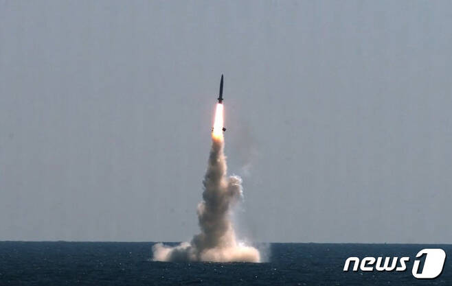 우리나라가 자체 개발한 잠수함발사탄도미사일(SLBM)의 잠수함 발사시험이 15일 국내 최초로 성공했다. 사진은 15일 도산안창호함에 탑재돼 수중에서 발사되는 SLBM 발사 모습. (국방부 제공) 2021.9.15/뉴스1 © News1 이성철 기자