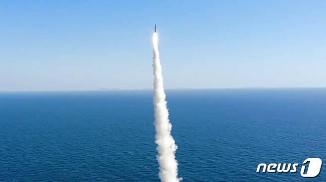 우리나라가 자체 개발한 잠수함발사탄도미사일(SLBM)의 잠수함 발사시험이 15일 국내 최초로 성공했다. 사진은 15일 도산안창호함에 탑재돼 수중에서 발사되는 SLBM 발사 모습. (국방부 제공) 2021.9.15/뉴스1 © News1 이성철 기자